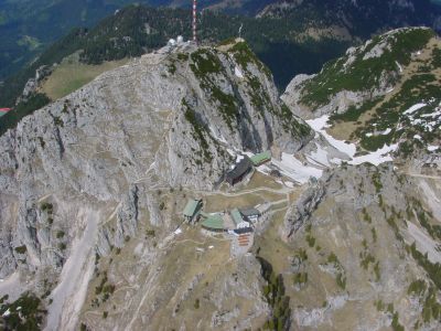 Blick von oben auf den Gipfel, neues und altes Hotel