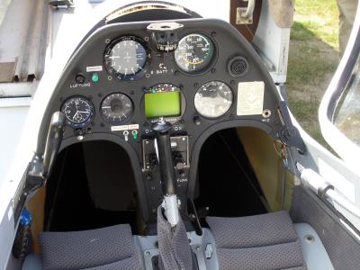 Sehr schn das Cockpit mit dem Zander SR-940.
